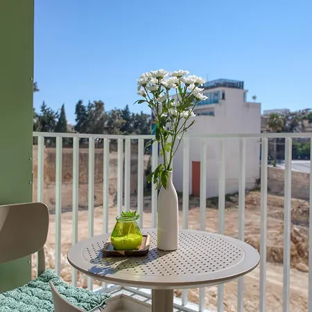 Luxury Heart Of St Julians Sleeps 5 *