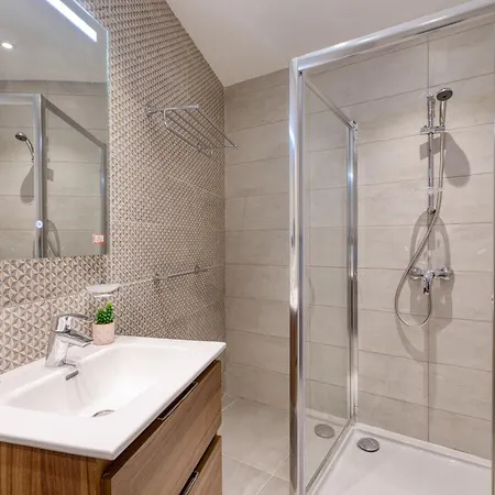 Apartment Luxury Heart Of St Julians Sleeps 5 *